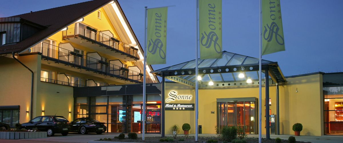 Eingang Hotel-Restaurant Sonne in Ruderberg bei Nacht