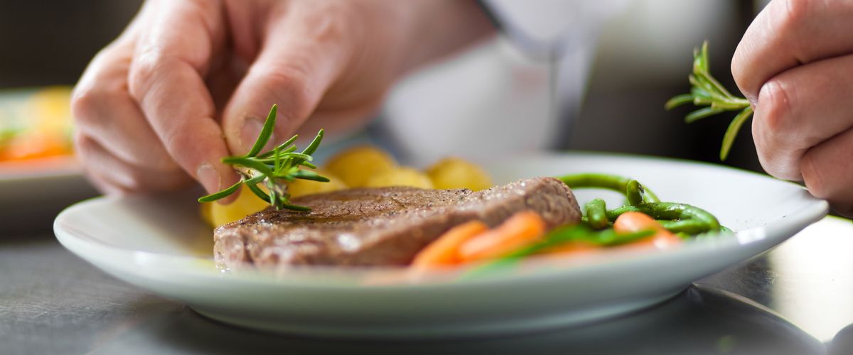 Chefkoch bereitet im Hotel-Restaurant Sonne in Rudersberg das Essen vor